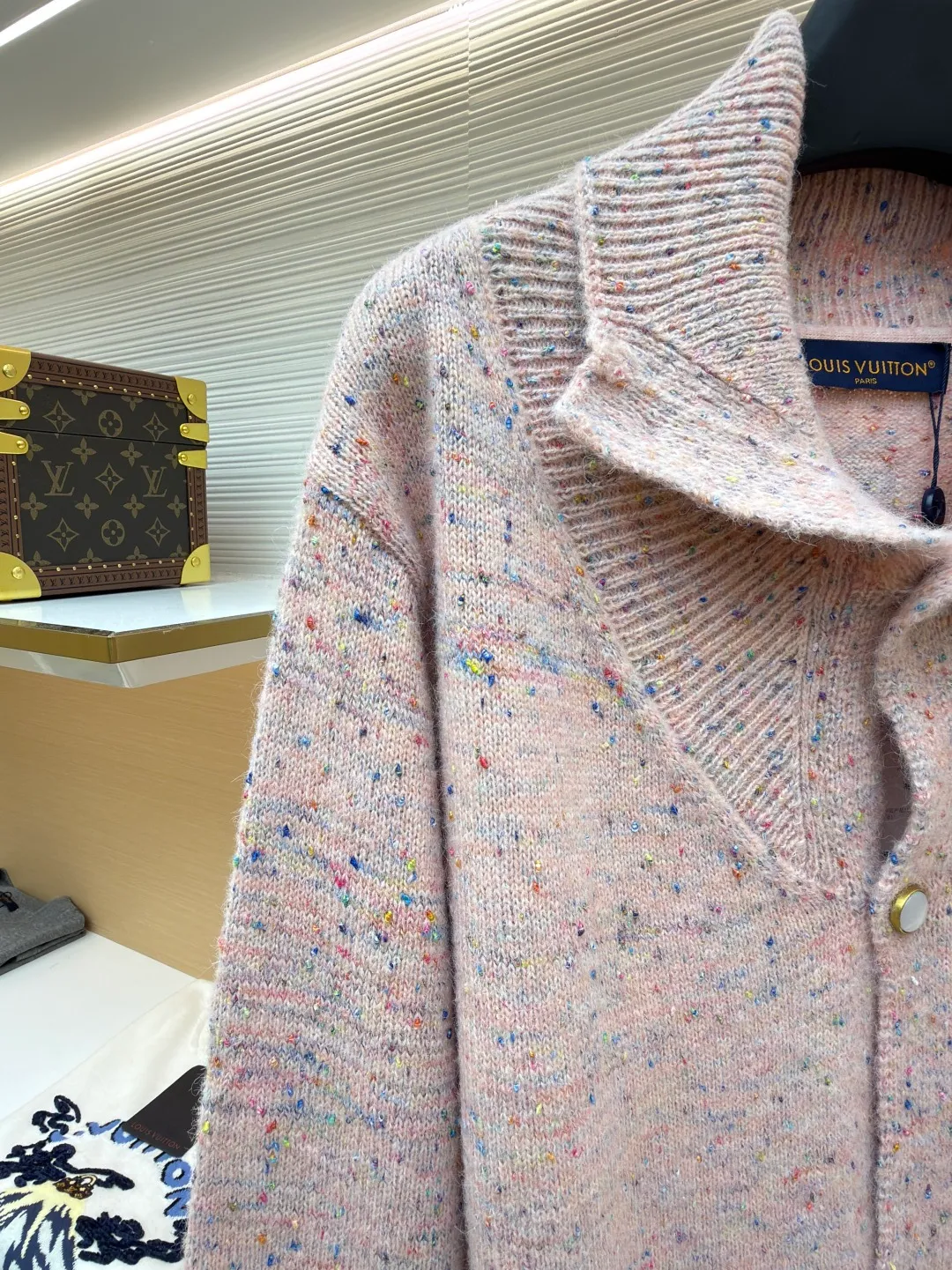 LOUIS VUITTON letter badge cherry blossom pink pearl button wool knitted cardigan ●Original version: purchased and developed for 15999 ●Item number: 1682371-C15 ●Fabric: wool fabric ●Technology: knitted production ●Color: cherry blossom pink ●Version: fitted version ●Weight: about 850 grams ●Size: S-M-L-XL ●Description: This Louis Vuitton SS26 spring and summer series tweed lapel cardigan is made of alpaca and merino wool blended tweed fabrics. It is made of cherry blossom pink variegated texture through a custom spinning and dyeing process. The fabric is raised and steam-set to form a fluffy and soft touch and is not easy to pill. The body adopts three-dimensional cutting technology, and the lapel has a thin shaping interlining built in to ensure that the collar is crisp and not collapsed. The custom metal buttons at the placket are polished and glazed for a delicate texture and anti-oxidation. The front patch pocket is hand-piped, and the stitching distance at the pocket is precisely controlled within 0.5cm, making it smooth and wrinkle-free. The cuffs and hem are trimmed with ribbing, which provides long-lasting elasticity and prevents loosening. The entire seam uses double-needle overlocking technology, with up to 12 stitches per inch, which is reinforced while maintaining beauty. The details combine the brand's exquisite knitting technology with the lightweight design concept of the spring and summer series. The overall wiring is straight and delicate, the fabric is comfortable and soft, and the color is consistent without color difference. It can be matched with the same style to create a fashionable look and control various occasions. Customized accessories, complete with three standards, same style for men and women!